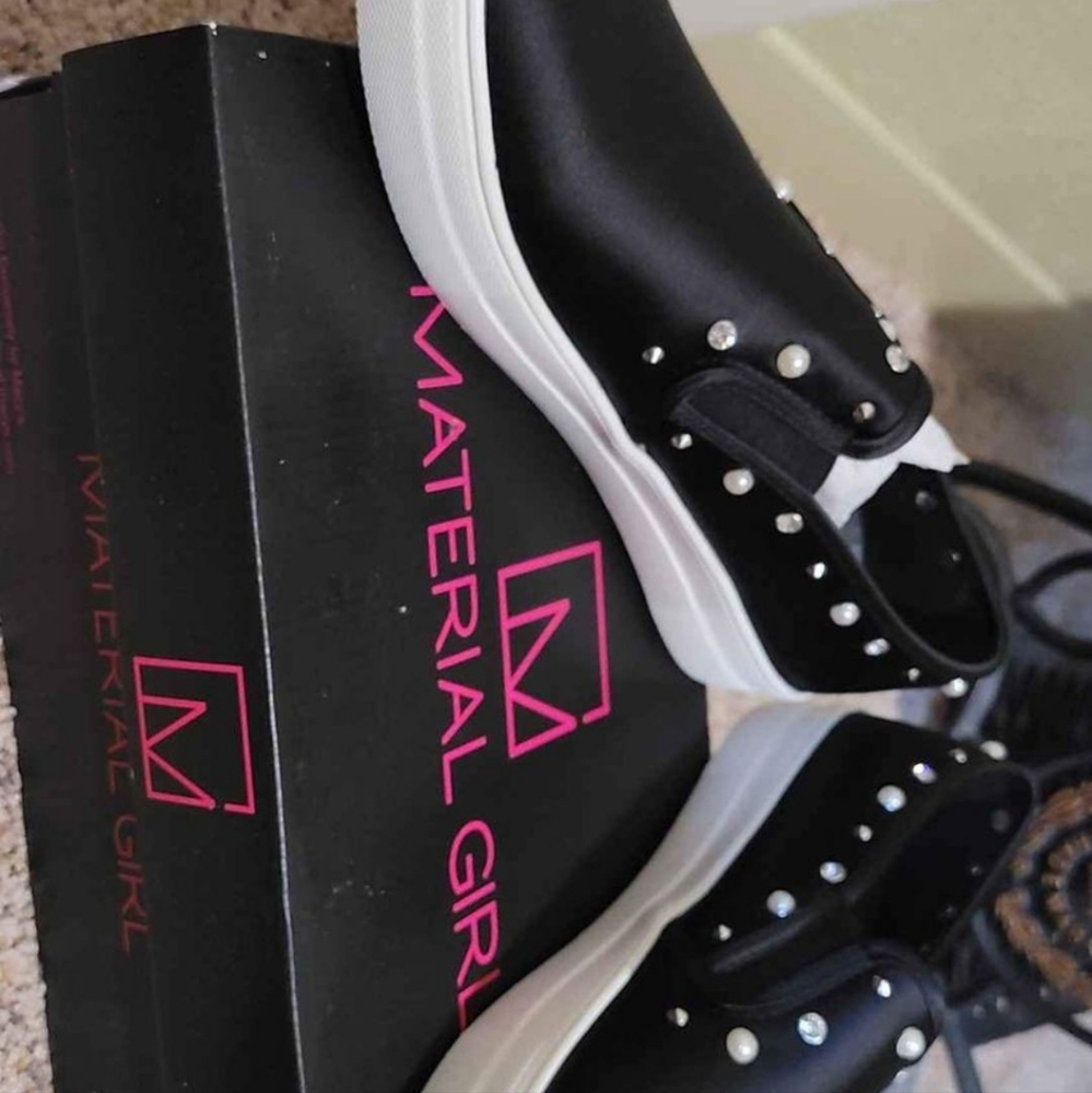 Material girl Shoe. Black w/diamond and pearls.